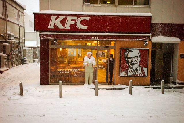 Незвичайні моменти щоденного життя в Японії: яскраві фото - фото 292821