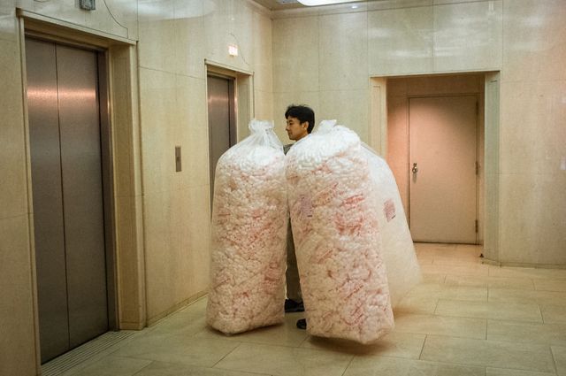 Незвичайні моменти щоденного життя в Японії: яскраві фото - фото 292825