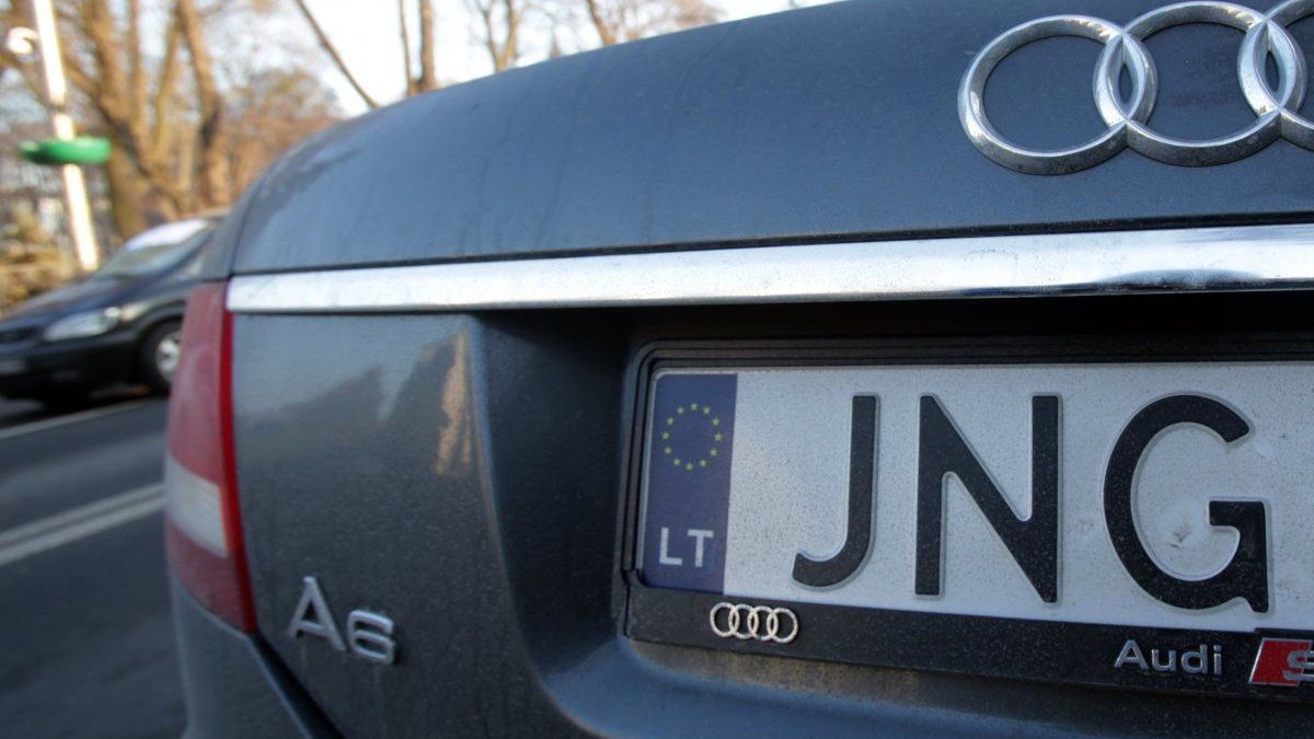 Частину машин потихеньку розбирають на запчастини - фото 1