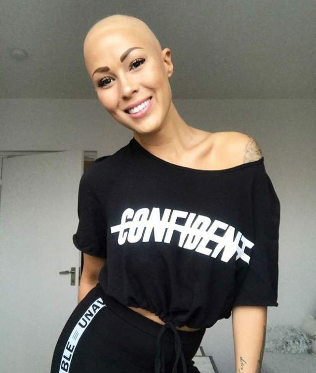 Мережу підкорила красуня з екстравагантною зовнішністю - фото 293023