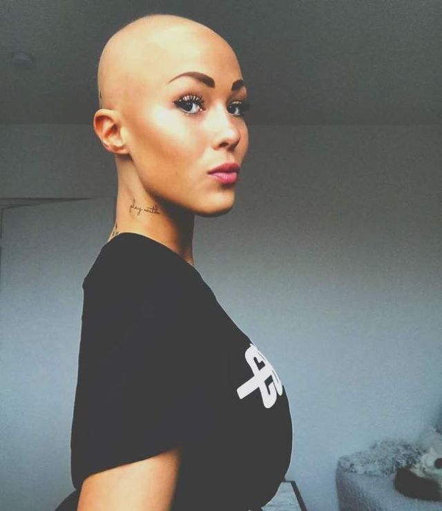 Мережу підкорила красуня з екстравагантною зовнішністю - фото 293026