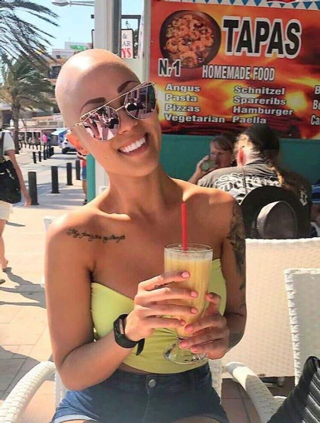 Мережу підкорила красуня з екстравагантною зовнішністю - фото 293031