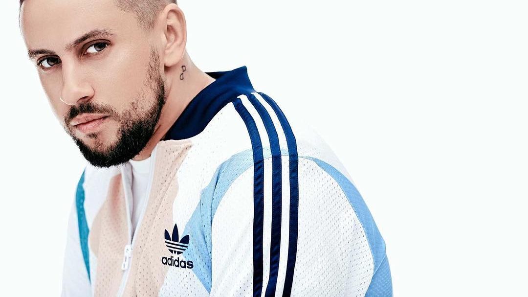 На фото Ірина ніжно цілує Діму в щоку - фото 1