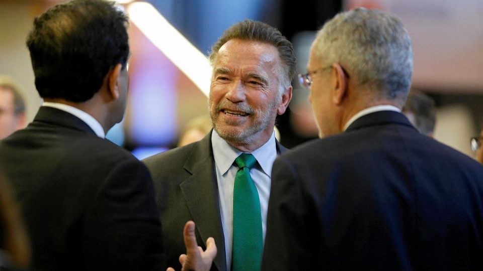 Актор постав у класичному чорному костюмі - фото 1