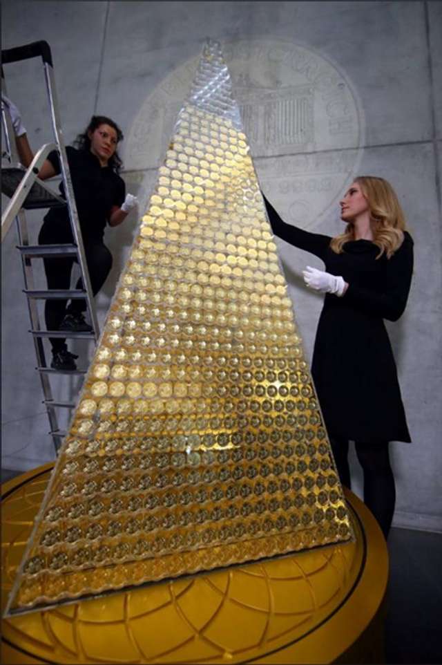 У Мюнхені прикрасили ялинку справжнім золотом- фото 293204