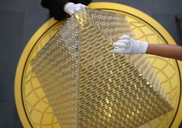 У Мюнхені прикрасили ялинку справжнім золотом- фото 293205