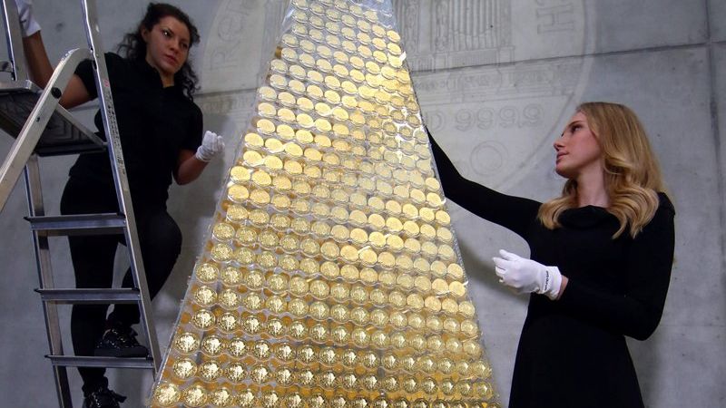 У Мюнхені прикрасили ялинку справжнім золотом