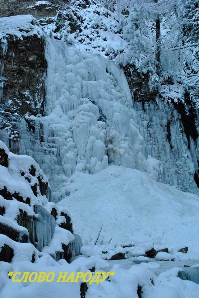 У Карпатах повністю замерз водоспад: казкові фото - фото 293285