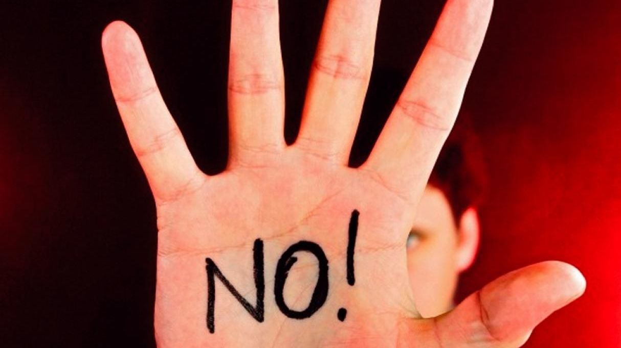 У Twitter стає популярною епічна битва на середніх пальцях: відеофакт