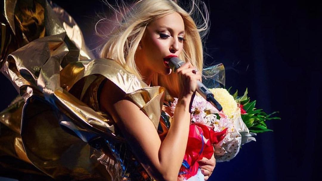 Оля Полякова похизувалася латексною міні-сукнею