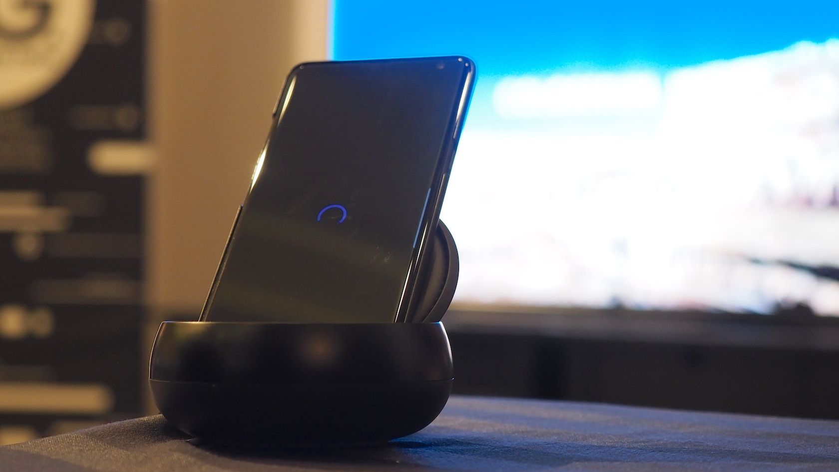 На верхньому правому куті екрану вирізана велика виїмка - фото 1