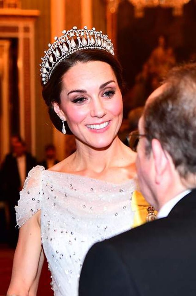 Кейт Міддлтон з'явилася на публіці у тіарі принцеси Діани - фото 293507