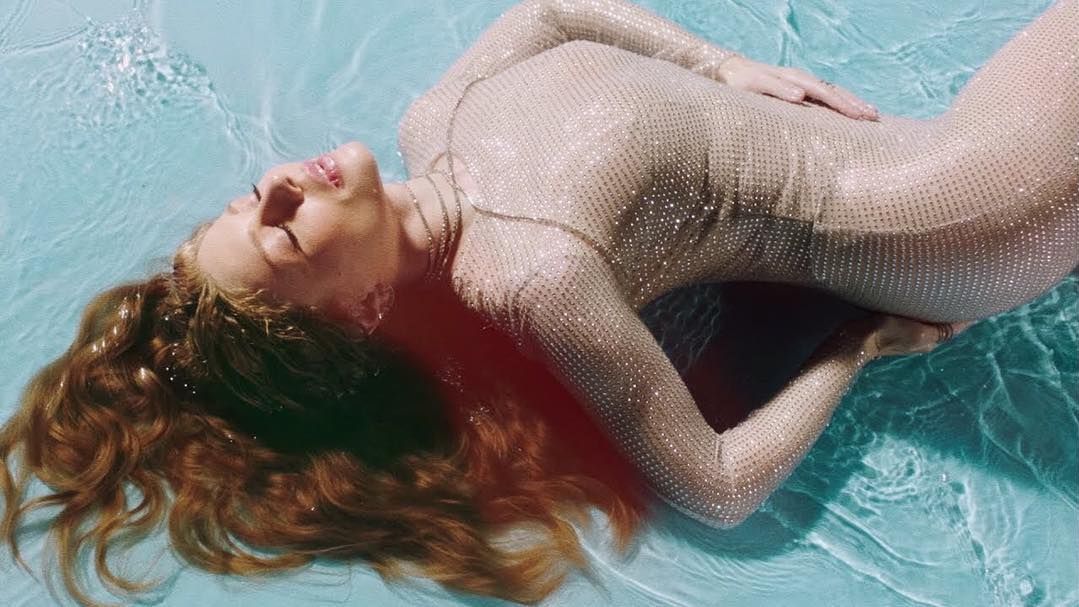 Тіна Кароль повністю оголилася у своєму новому кліпі