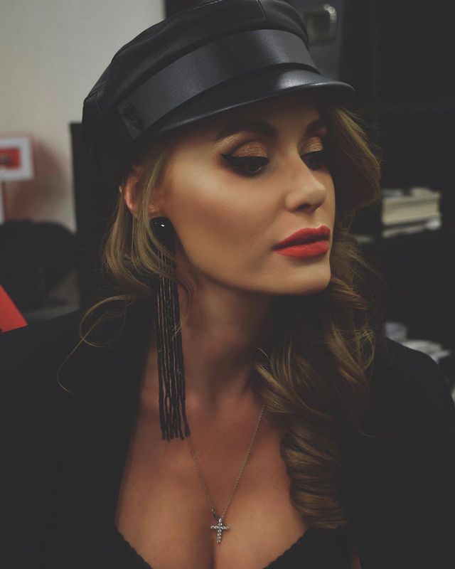 Слава Камінська у головному уборі Руслана Багінського - фото 293892