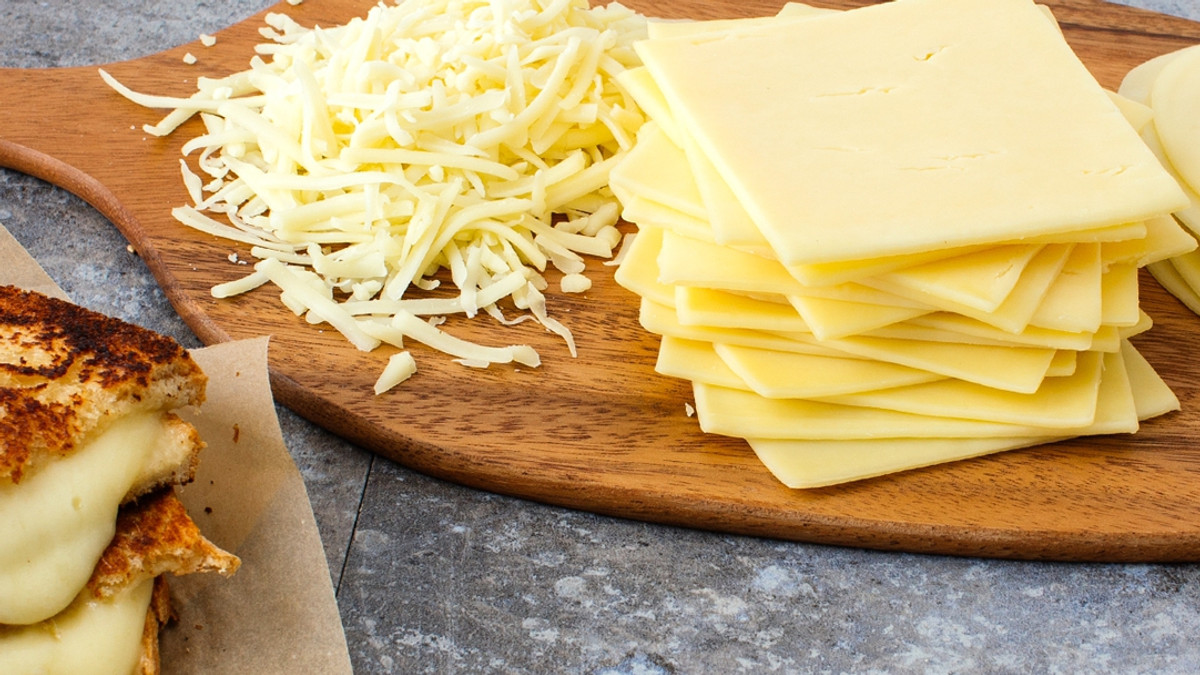 Чому сир не потрібно їсти кожен день - фото 1