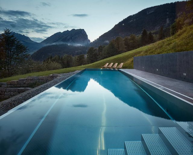 Архітектори створили дім для відпочинку біля Альп: яскраві фото - фото 294535