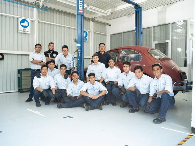 Volkswagen безкоштовно відреставрував легендарний Beetle - фото 294548