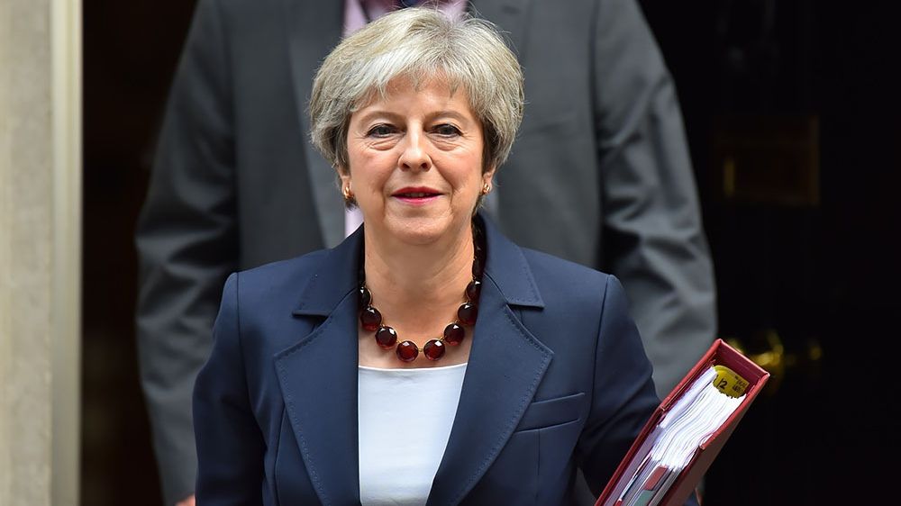 Тереза Мей застрягла в машині прямо перед зустріччю з Ангелою Меркель: курйозне відео