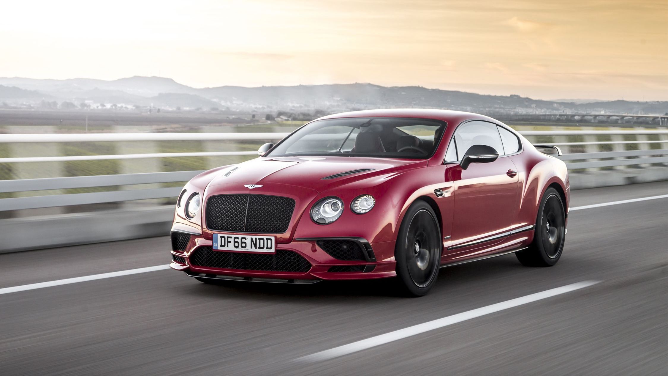 Ця модель оснащена 6,0-літровим W12 твін-турбо - фото 1