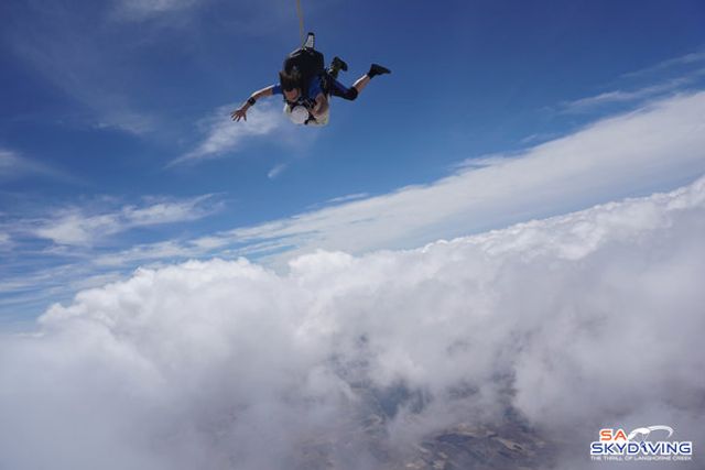 102-річна бабуся стрибнула з парашутом задля благодійності - фото 295072