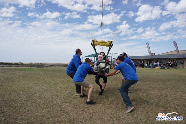 102-річна бабуся стрибнула з парашутом задля благодійності - фото 295073