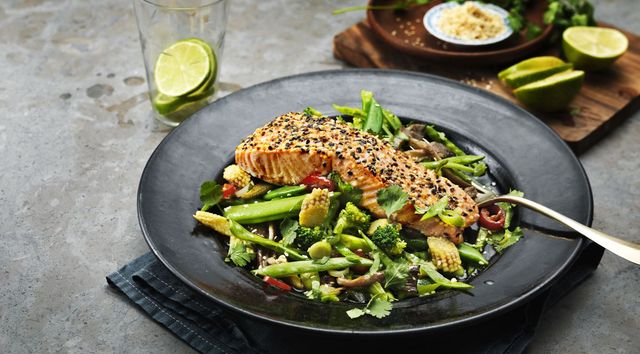 Додайте до раціону лосось та інші продукти - фото 295195