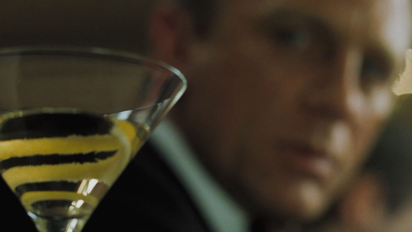 Агент 007 випиває навіть при виконанні службових обов'язків - фото 1