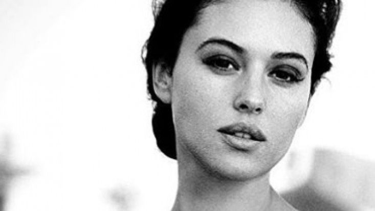 Моніка Белуччі показала стрункі ноги