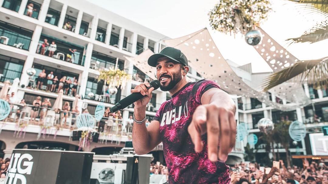 Відомий британський співак прилетів до Києва: з'явився перший знімок