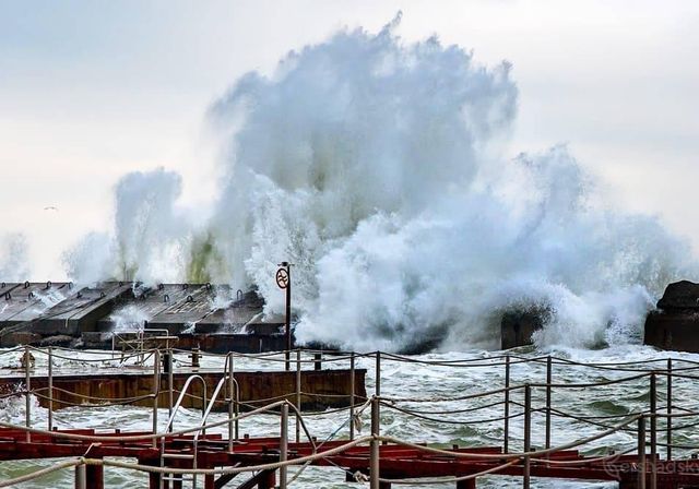 Зимовий шторм в Одесі: вражаючі фото - фото 295583
