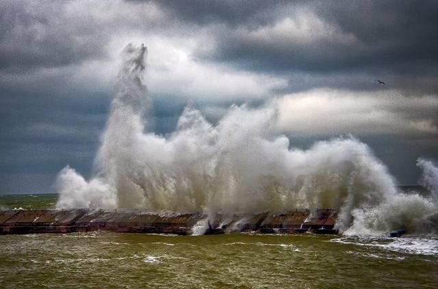Зимовий шторм в Одесі: вражаючі фото - фото 295588
