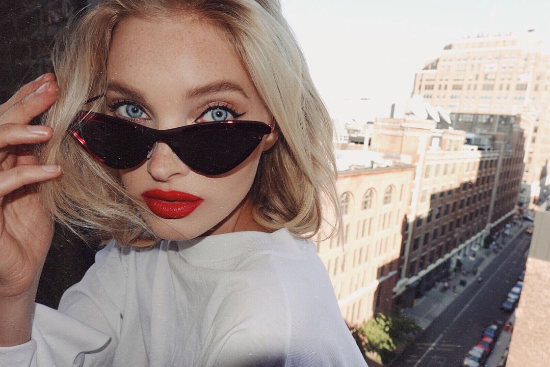 Ельза Хоск топлес зі змією - фото 1