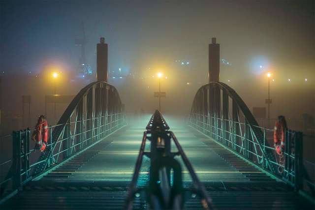 Ранковий Гамбург крізь туман: захопливі фото - фото 295979