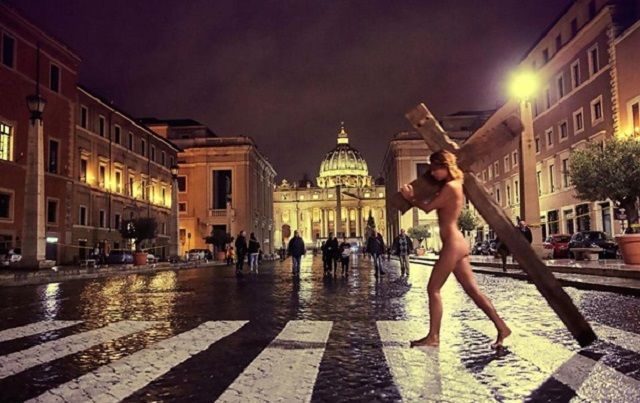 Модель Playboy влаштувала фотосесію у стилі НЮ на площі Ватикану (18+)