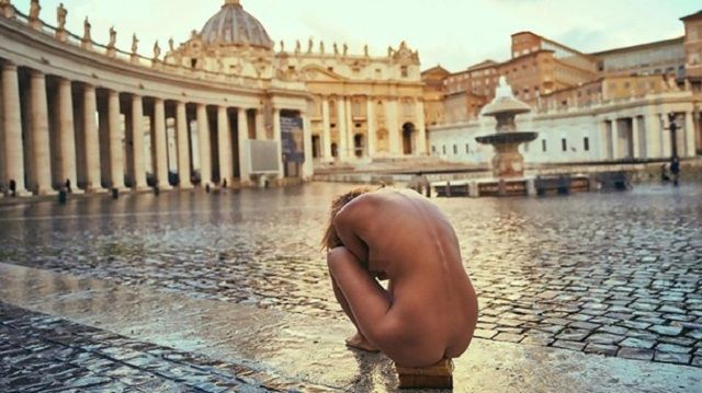 Модель Playboy влаштувала фотосесію у стилі НЮ на площі Ватикану (18+) - фото 296005