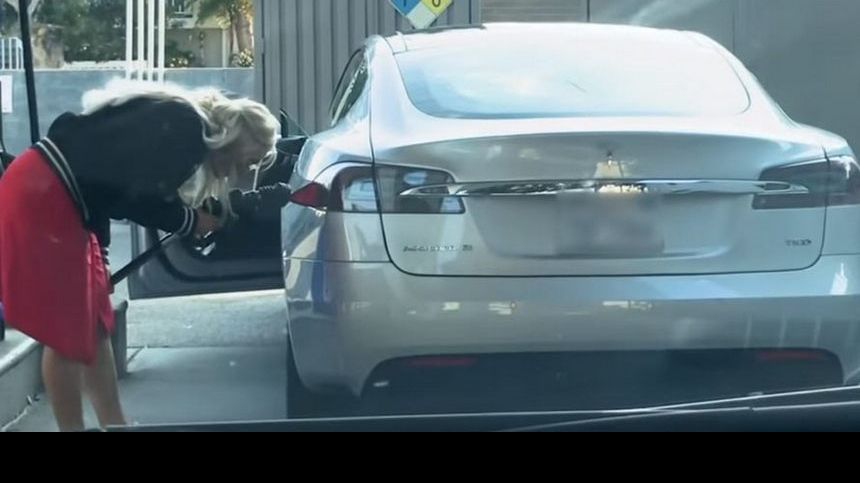 Як американка намагалася заправити Tesla бензином: кумедне відео