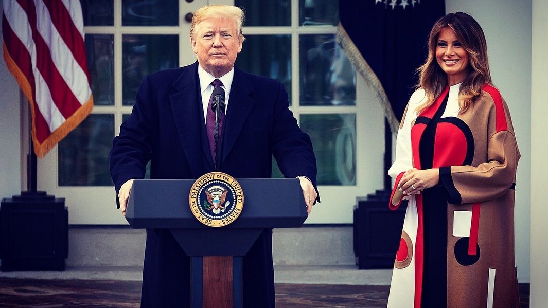 Подружжя Трампів представило свій офіційний різдвяний портрет