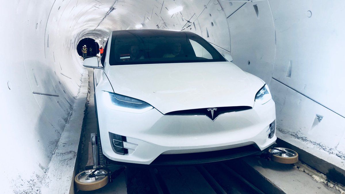 Tesla проїхала по тунелю під Лос-Анджелесом: з'явилося відео