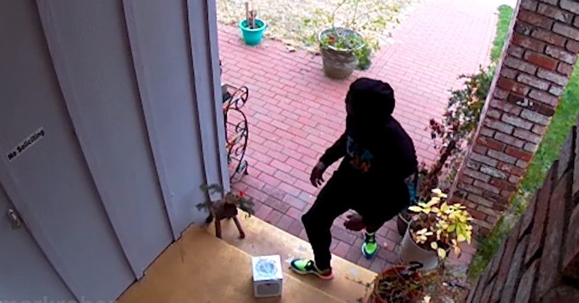 Інженер NASA створив бомбу для крадіїв посилок: відео