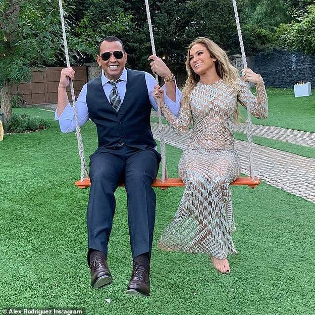 Дженніфер Лопес пішла на побачення у прозорій сукні- фото 296211