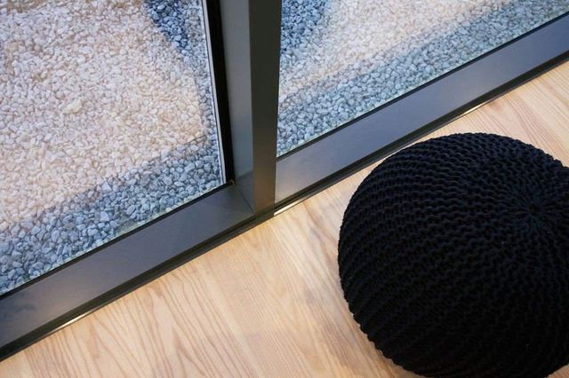 Роздивитися цей дзеркальний будинок дуже непросто - фото 296259