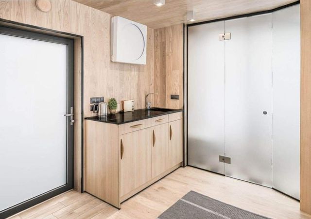 Роздивитися цей дзеркальний будинок дуже непросто - фото 296260