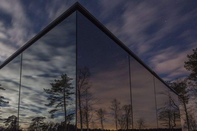 Роздивитися цей дзеркальний будинок дуже непросто - фото 296261