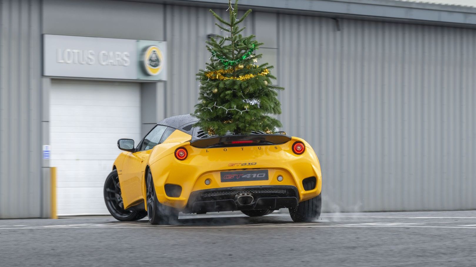 Lotus Evora оригінально привітав зі святами: дивіться відео