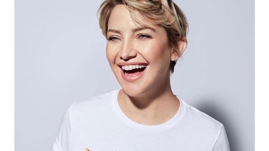 39-річна щаслива матуся Кейт Хадсон тримає на руках дитину - фото 1