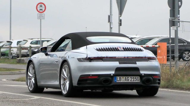 Фотошпигуни упіймали прототип нового кабріолета Porsche 911 - фото 296614