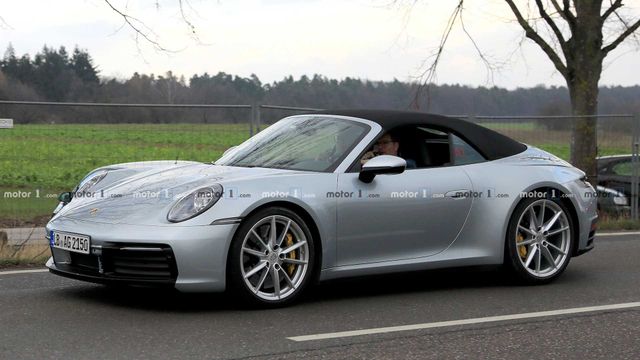 Фотошпигуни упіймали прототип нового кабріолета Porsche 911 - фото 296615