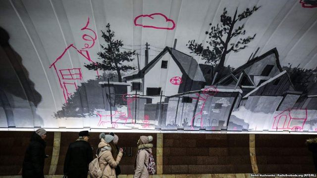 У київському метро з'явився новий арт-об'єкт: яскраві знімки- фото 296678