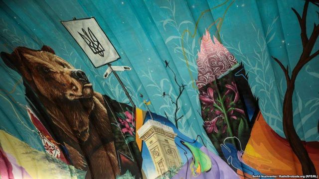 Схід і Захід: у київському метро з'явився потужний арт-об'єкт - фото 296680