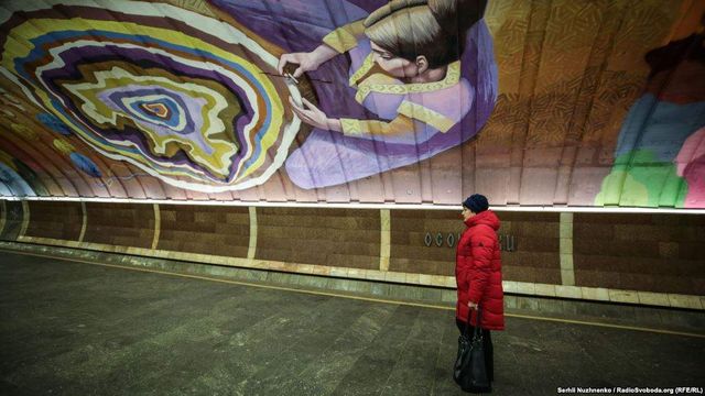 Схід і Захід: у київському метро з'явився потужний арт-об'єкт - фото 296683